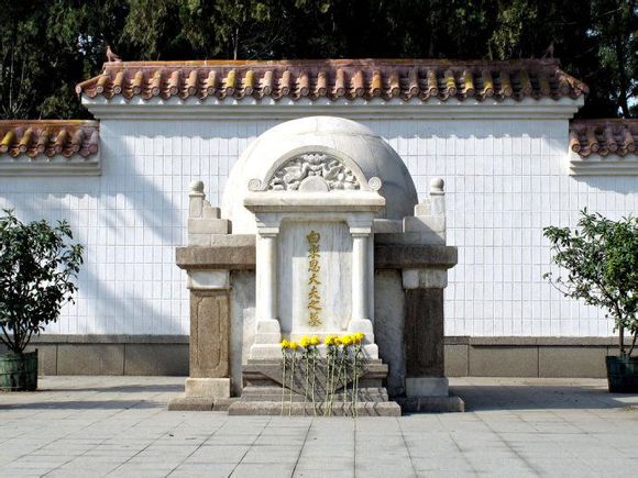 白求恩逝世75周年 加拿大驻华大使拜谒墓地_沈