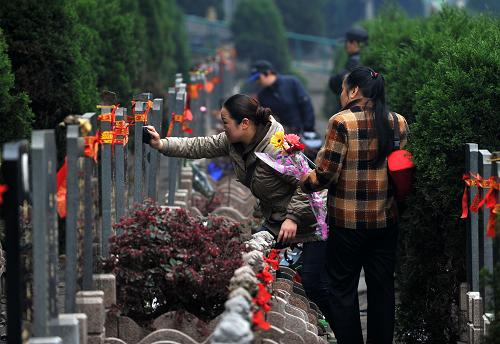 上网可请人祭奠 扁担山公墓推出"委托扫墓"