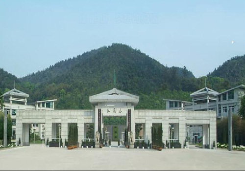 陵园位于巴南区仙居山风景区,整体占地面积约500亩,是集遗体火化,骨灰