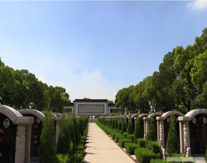 人文气息浓厚,更怀抱千年古寺"双凤寺"以及"太仓市革命烈士陵园",是一