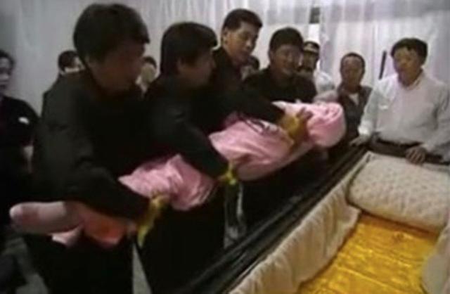 邓丽君意外去世 遗体安放于水晶铜制棺木中