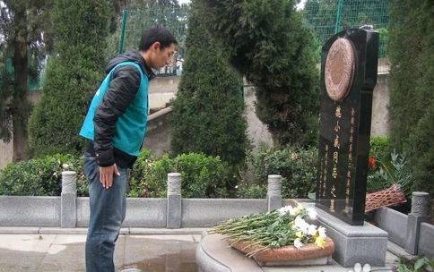 去墓地带什么